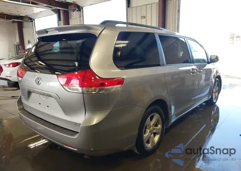 2011 Toyota Sienna Le V6 z USA, uszkodzony, nr VIN 5TDKK3DC2BS041559
